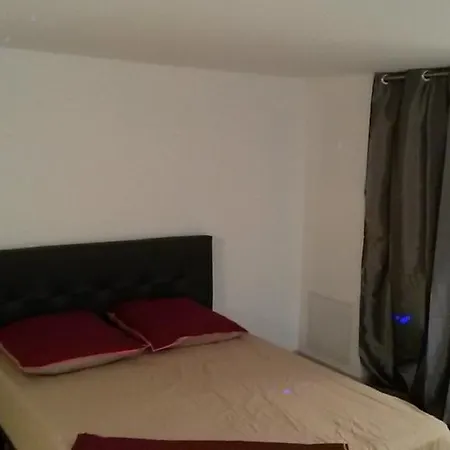 Апартаменти Safranier Townhouse *