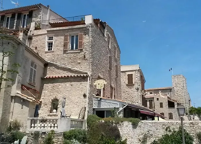 Апартаменти Safranier Townhouse