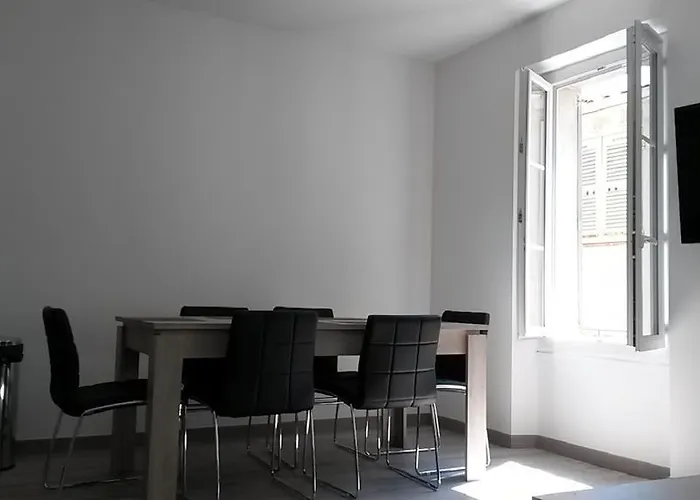 Апартаменти Safranier Townhouse *