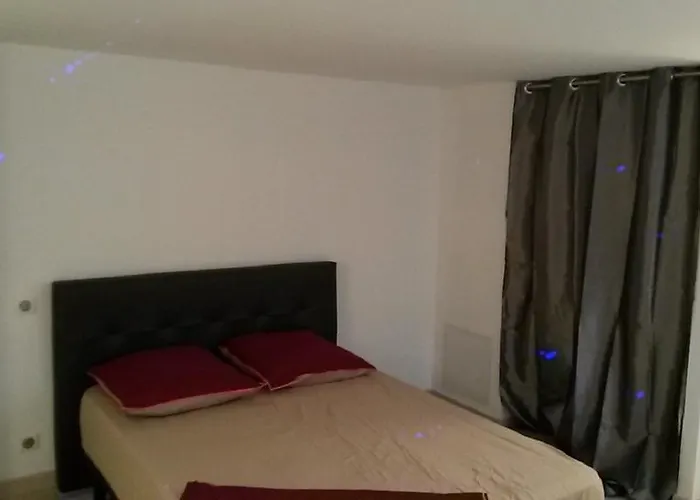 Апартаменти Safranier Townhouse *