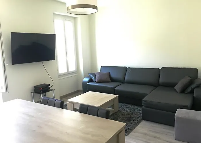 Апартаменти Safranier Townhouse *